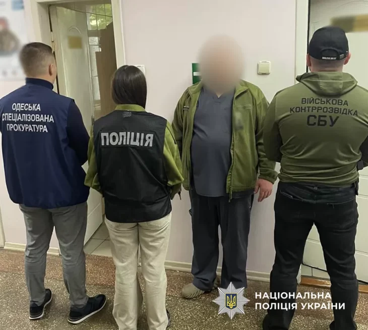 Військового медика в Одесі затримали за хабар у 2000 доларів за довідку про обмежену придатність