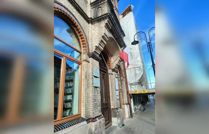 У Перемишлі затримали двох чоловіків за зривання українського прапора з консульства