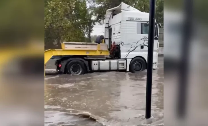 В Одесі сильна злива спричинила підтоплення вулиць і повалення дерев