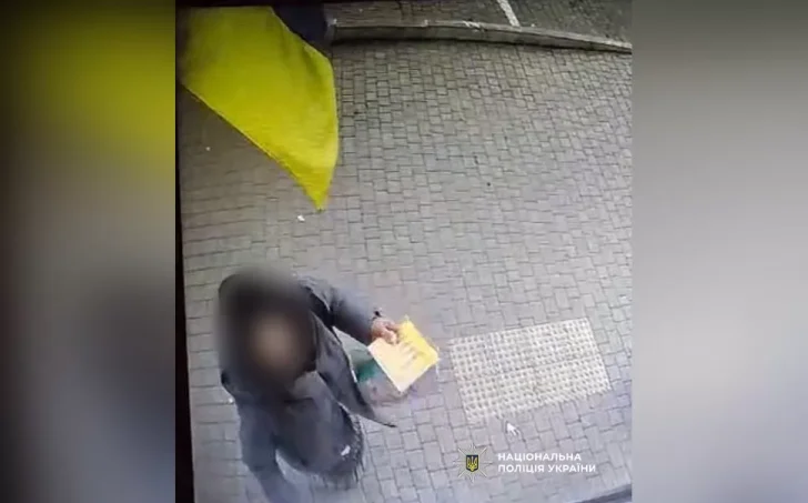 В Одесі жінка викинула державний прапор України у смітник: поліція повідомила про підозру