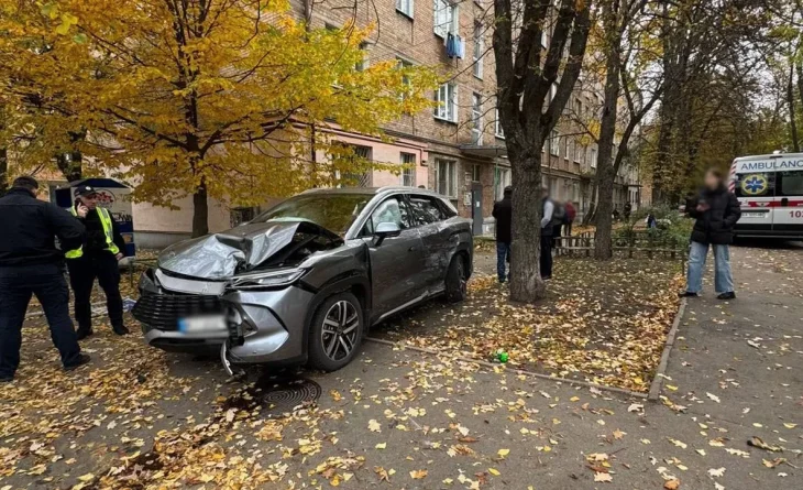 У Києві п’ятеро постраждалих після ДТП з автівкою на тротуарі в Шевченківському районі