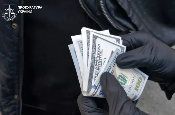 У Харкові затримали доцента за вимагання $600 за допомогу з дипломом