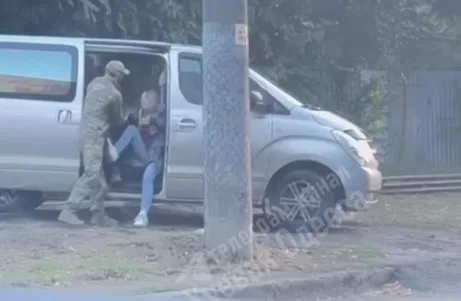 В Одесі під час затримання чоловіка дівчина заблокувала транспорт ТЦК