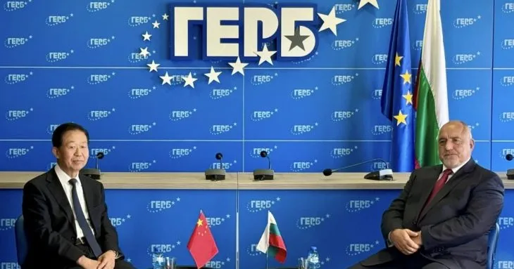 Владна партія Болгарії зняла український прапор на вимогу китайської делегації