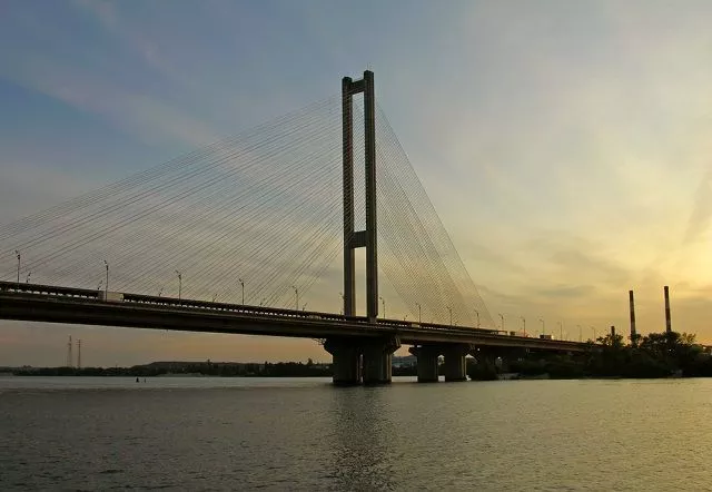 Південний міст у Києві перекриватимуть під час тривоги для руху на лівий берег