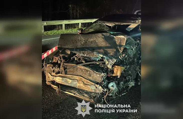 Смертельна аварія біля Хмельницького: легковик зіткнувся з двома фурами, водій загинув