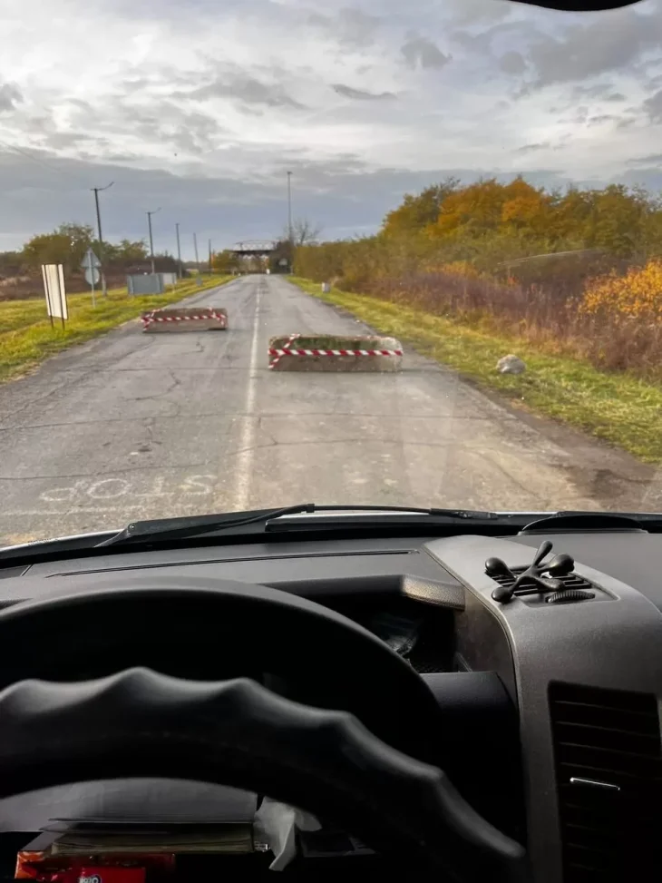 На закарпатських КПП встановили бетонні блоки після прориву військового через кордон