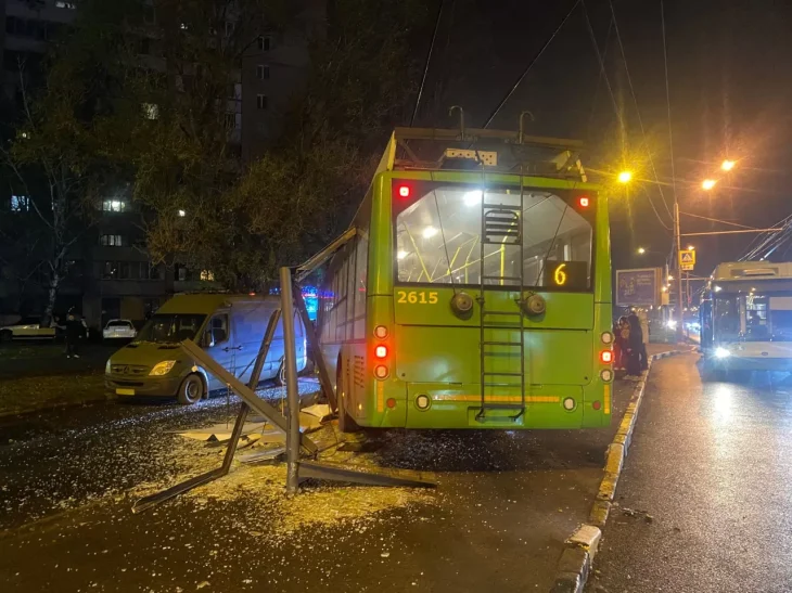 У Харкові тролейбус зійшов з дороги та протаранив зупинку: є постраждалий
