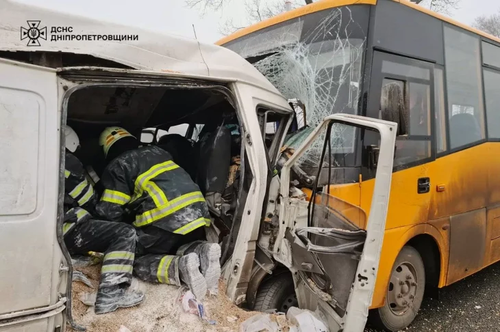 ДТП зі шкільним автобусом на Дніпропетровщині: двоє загиблих і десятеро постраждалих
