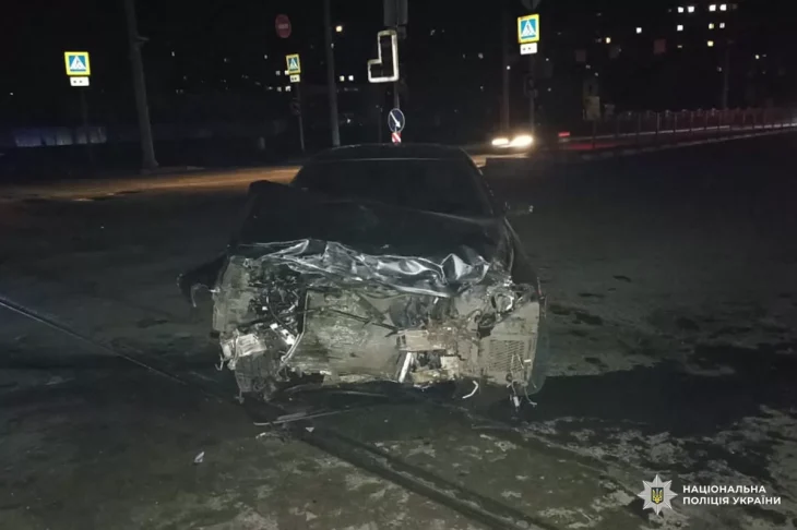 У Харкові 19-річний водій BMW на червоне світло спричинив ДТП з двома постраждалими