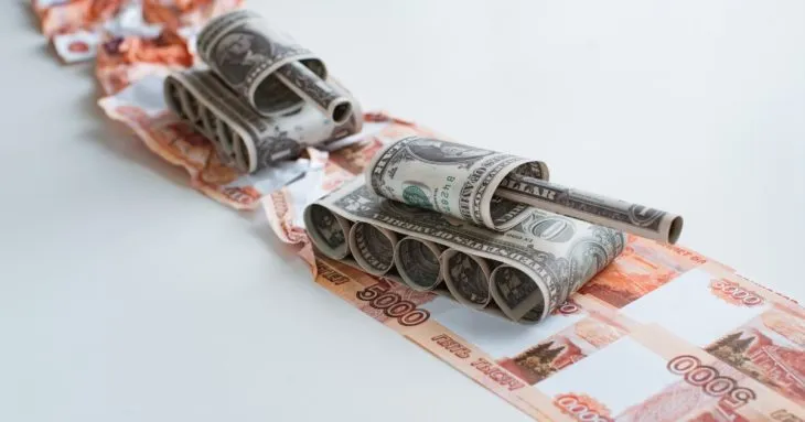 У росії масово скорочують та затримують виплати військовим і їхнім родинам