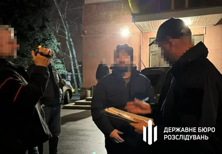 ДБР затримало колишнього правоохоронця, який організовував незаконний виїзд ухилянтів за кордон