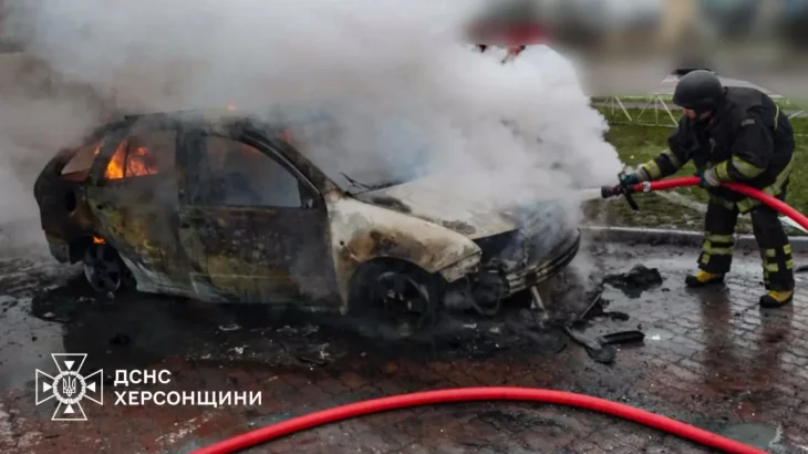 Російський дрон атакував АЗС у Херсоні: сталася пожежа, обійшлося без жертв