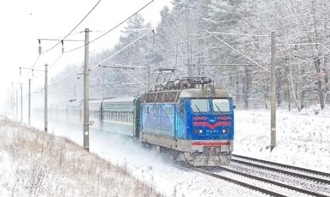 Укрзалізниця затримує 42 поїзди через обледеніння контактної мережі