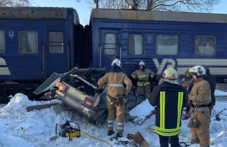 Четверо постраждалих внаслідок зіткнення потяга з легковиком на переїзді у Городенці