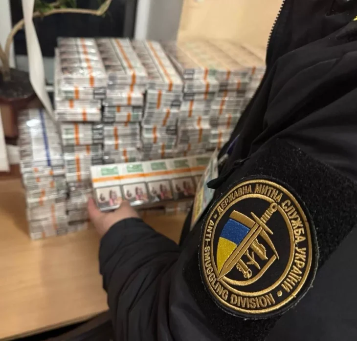 На кордоні з Польщею затримали провідника поїзда з контрабандою сигарет