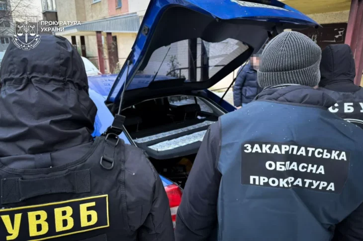 На Закарпатті викрили митника, який організував незаконне ввезення елітних годинників