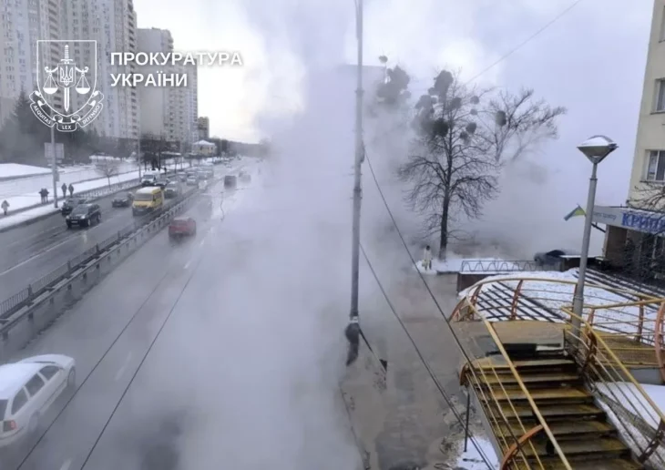 У Києві дівчина впала в яму з окропом: стан критичний, триває слідство