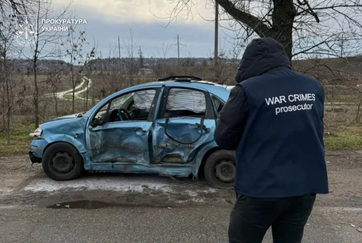 росія завдала удару дроном по цивільному авто на Дніпропетровщині: поранені жінка й дитина