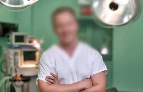 У Києві пластичний хірург під час операції спричинив параліч обличчя пацієнтки