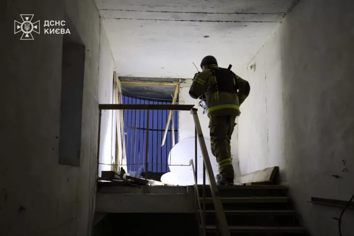 У Києві уламки російського дрона пошкодили багатоповерхівку на Солом’янці