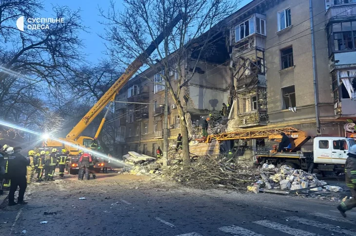 В Одесі під завалами шукають трьох людей після ракетного удару