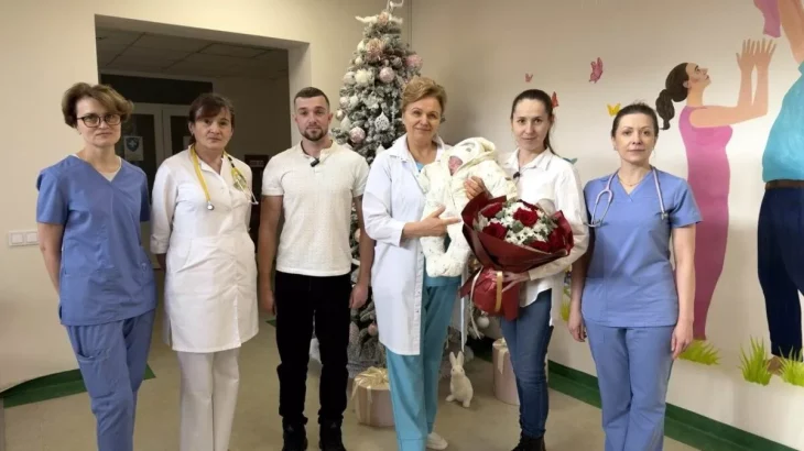 На Волині передчасно народжена дівчинка вагою 650 г виписалася додому після тривалого лікування