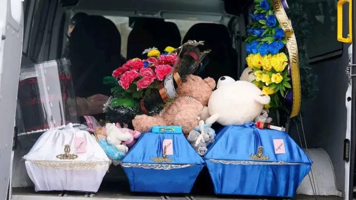 На Харківщині поховали батька та трьох дітей, загиблих у Богодухові