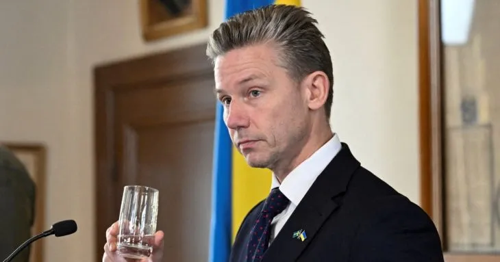 Міністр оборони Швеції підтвердив: дрон біля авіаносця був російського походження