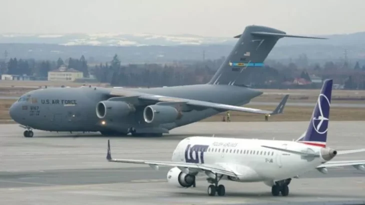 Два аеропорти в Польщі тимчасово закрили через російські удари