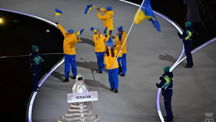 Росіянка винесла табличку «Україна» на відкритті Олімпіади в Мілані