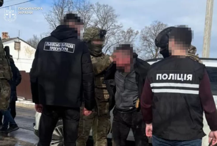 На Львівщині чоловік шантажував колишню: вимагав 5 000 доларів і погрожував викласти інтимні фото