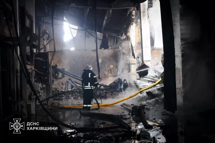 Пожежа після удару росії на Харківщині: виявили загиблого, тривають пошуки