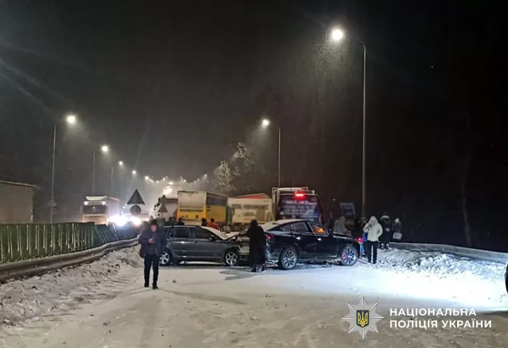 Масштабна ДТП на Житомирщині: 11 пошкоджених авто, четверо постраждалих