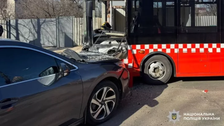 У Харкові Subaru в’їхала в автобус на зупинці