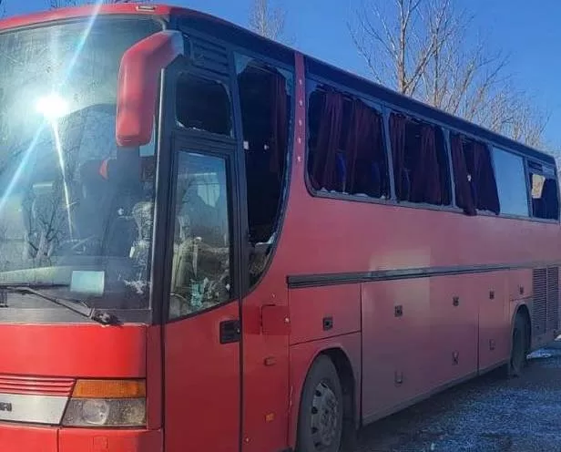 російський дрон влучив у рейсовий автобус на Харківщині