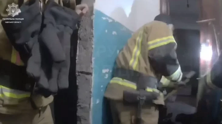 В Одесі патрульні врятували чоловіка з підвіконня багатоповерхівки