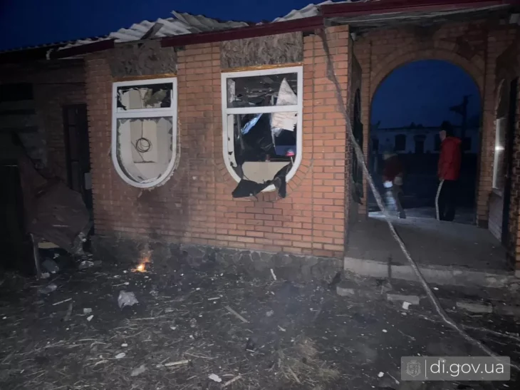 Удар російського дрона по магазину в Слатиному: двоє постраждалих