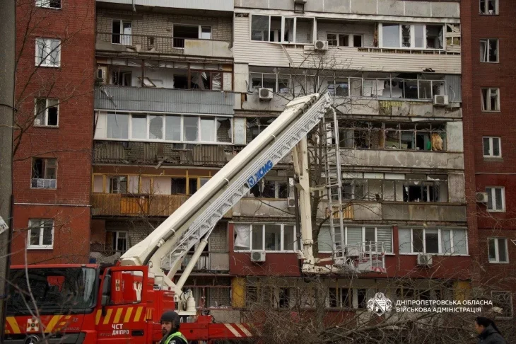 У Дніпрі БпЛА влучив у багатоповерхівку: троє поранених
