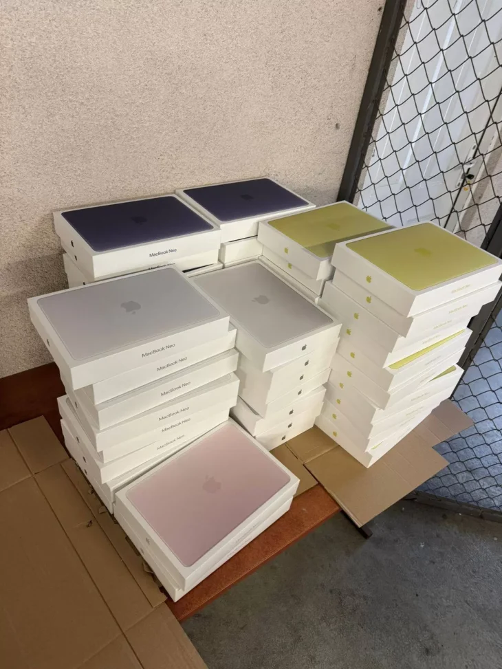 На кордоні вилучили 54 незадекларовані MacBook Neo 13