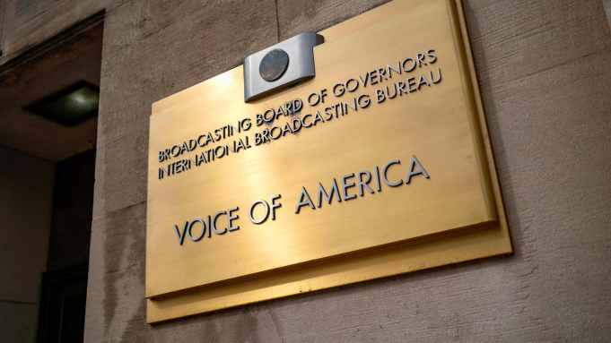 Суд США скасував скорочення і відновив понад 1000 працівників «Голосу Америки»