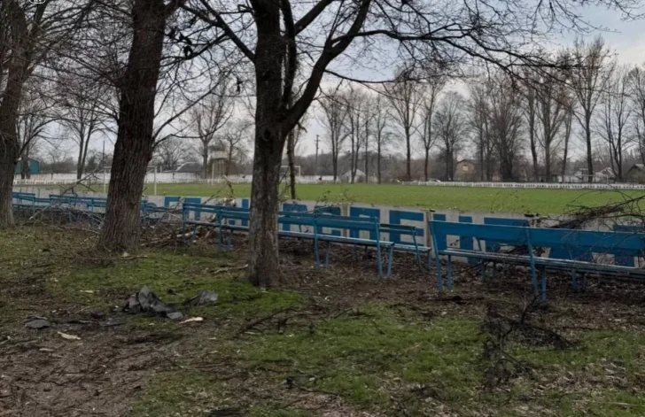 Удар безпілотника «Герань-3» по стадіону на Харківщині: троє дітей постраждали