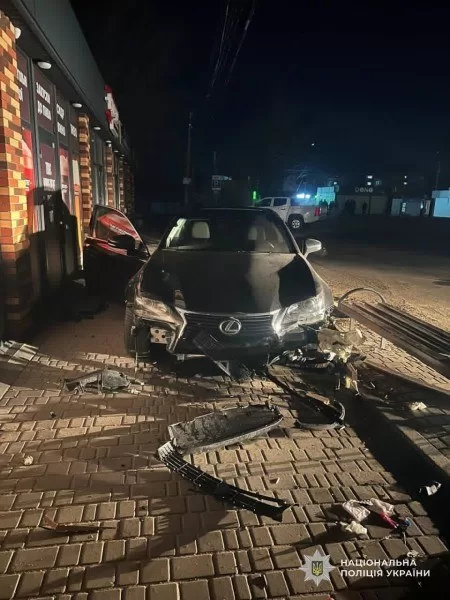 У Павлограді п’яний водій Lexus в’їхав у лавку, 19-річна тяжко поранена