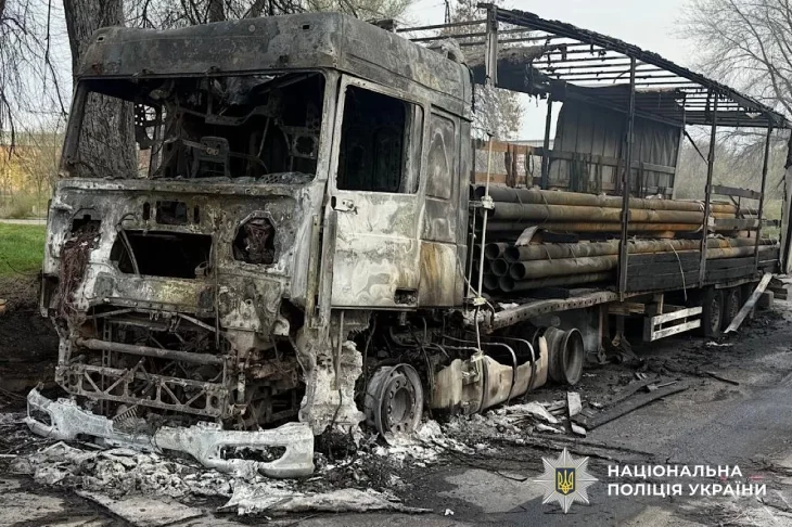 Удар росіян по підприємству в Нікополі: згоріли вантажівки, є загиблий