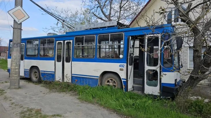 Дрон поцілив у тролейбус у Херсоні: водій загинув