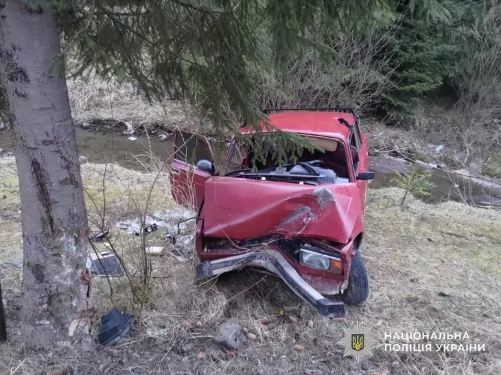 Під Міжгір’ям 17-річний водій «ВАЗ» в’їхав у дерево, постраждали шестеро