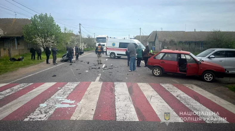 Троє постраждалих у потрійному зіткненні мотоцикла та авто на Одещині