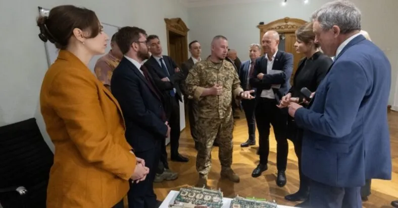 Європейським послам показали плати з «Орешніка» і деталі російських ракет