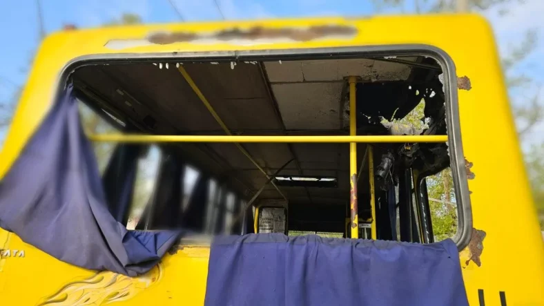 Безпілотник влучив у маршрутку в Херсоні: двоє загиблих, семеро поранених