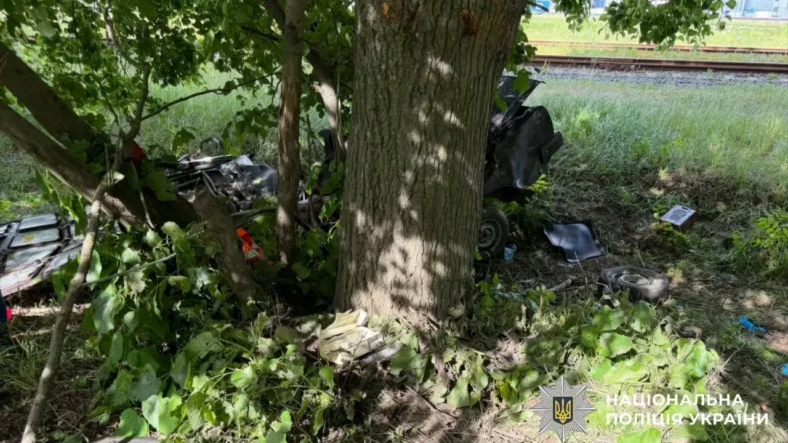 П’яний водій на Київщині влетів у дерево, загинули двоє дітей